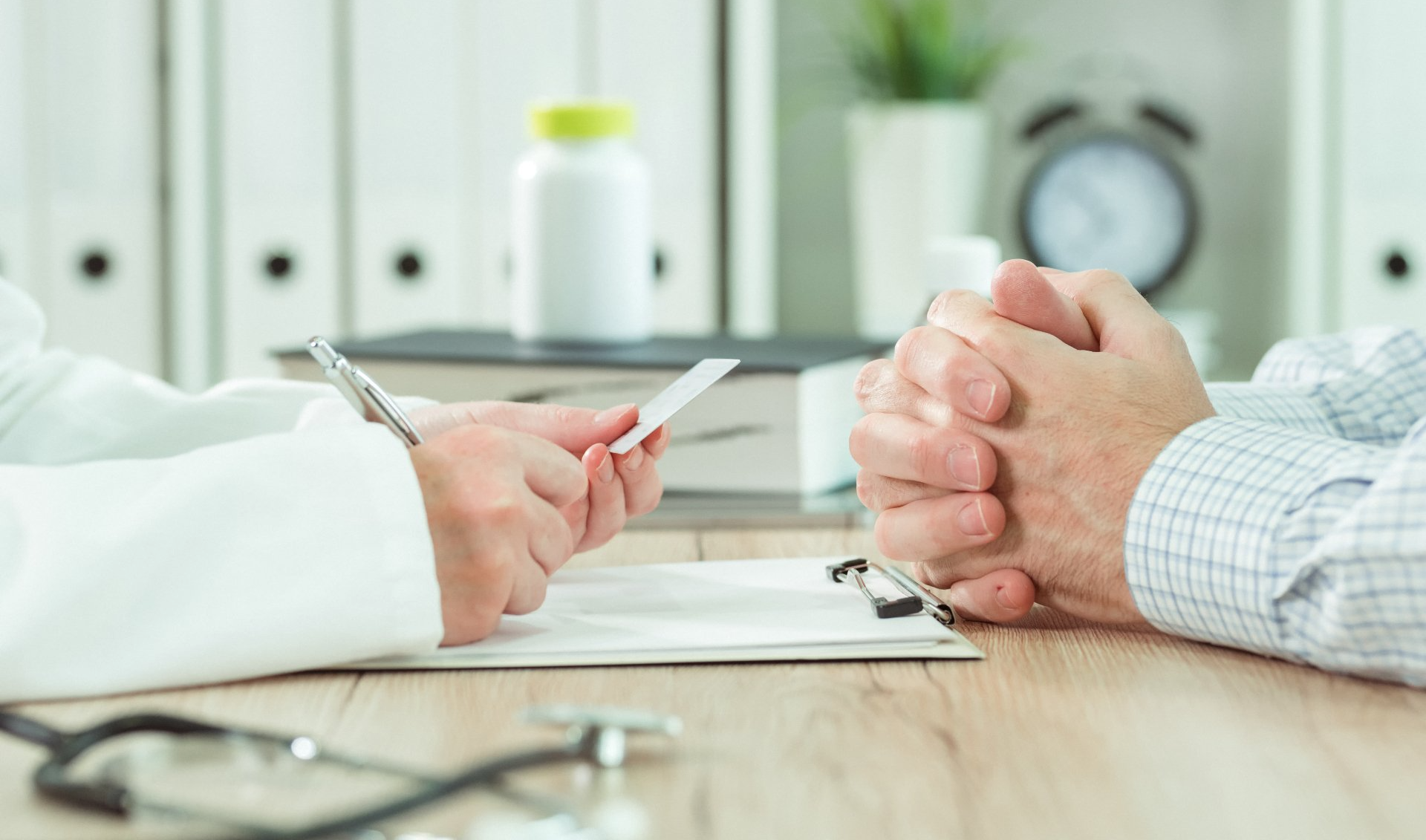 mãos de médico e paciente mostrando apoio