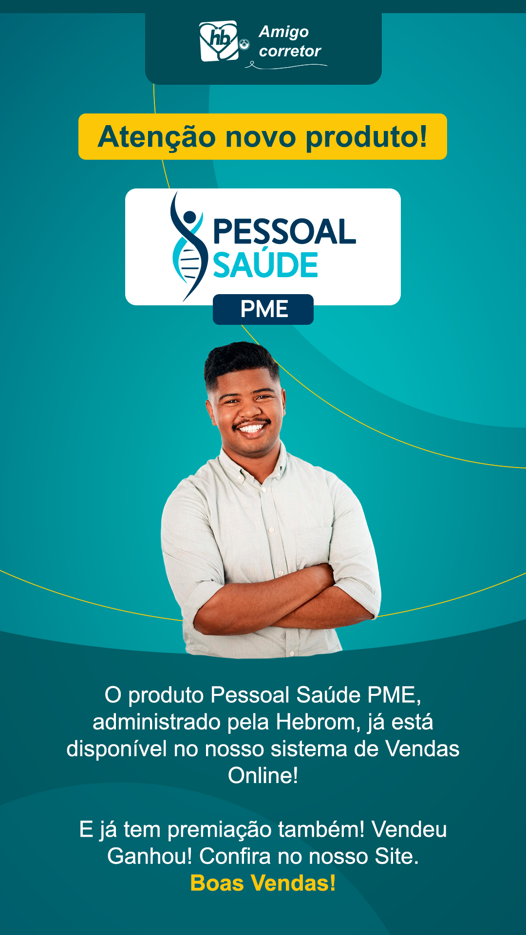 homem feliz com braços cruzados e fundo azul