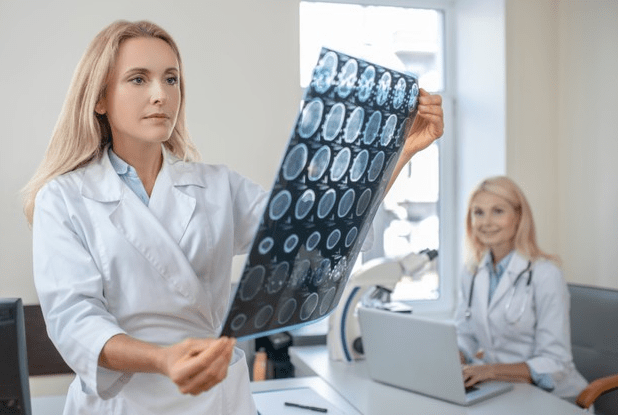Médica segurando imagem de tomografia cerebral em ambiente clínico, promovendo conscientização sobre epilepsia.
