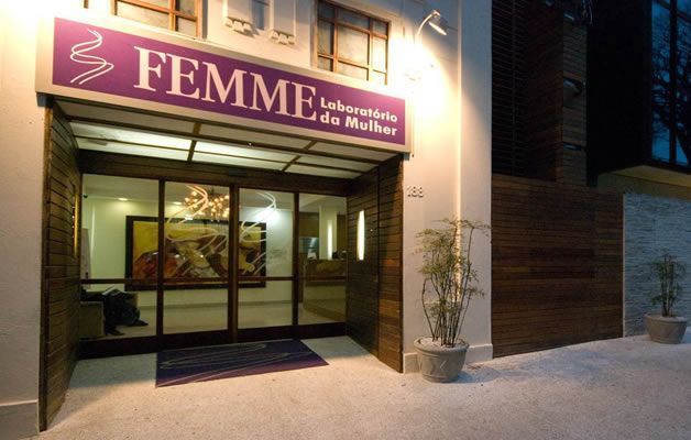 Entrada de um centro médico chamado 
