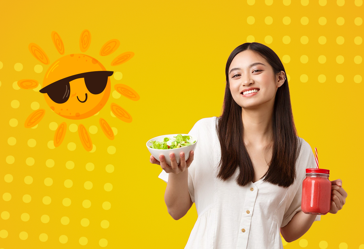 mulher com salada e vitamina feliz com fundo amarelo com desenho de sol de oculos
