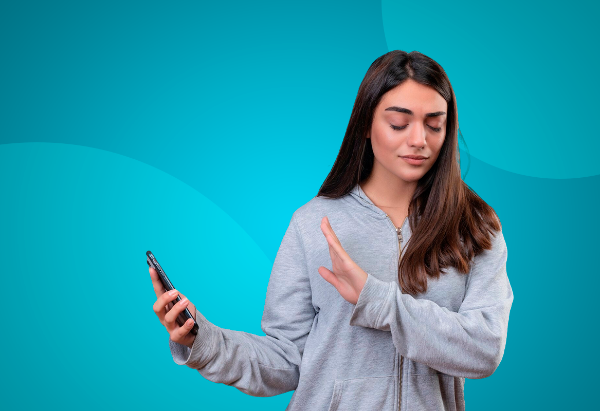 garota recusando celular com fundo azul