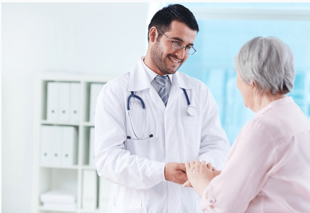 Médico cuidando do paciente