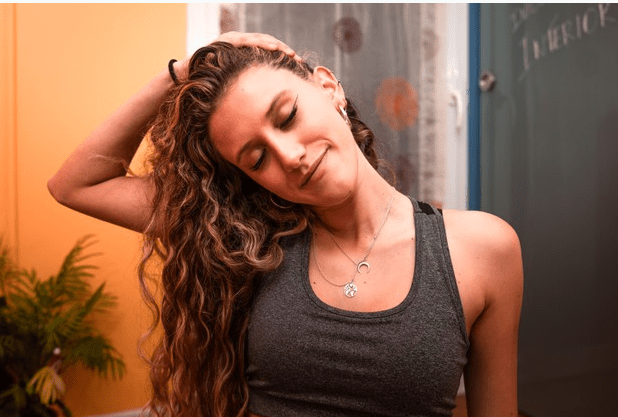 mulher loira alongando o pesçoco