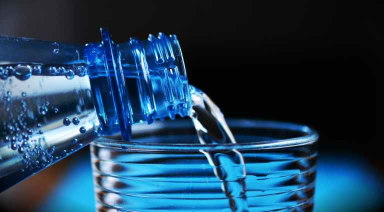 enchendo copo com agua