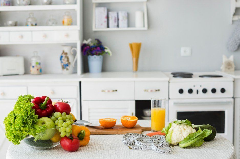 cozinha com frutas e legumes