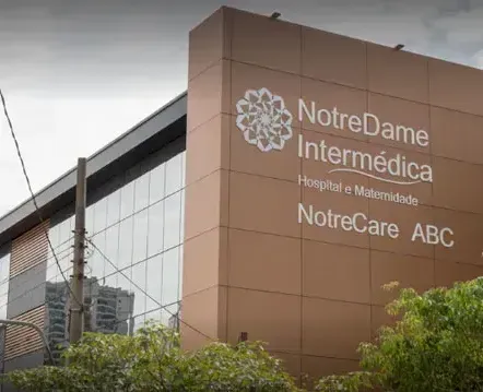 Um grande edifício com uma placa que diz notre dame intermedica hospital e maternidade notrecare abc.