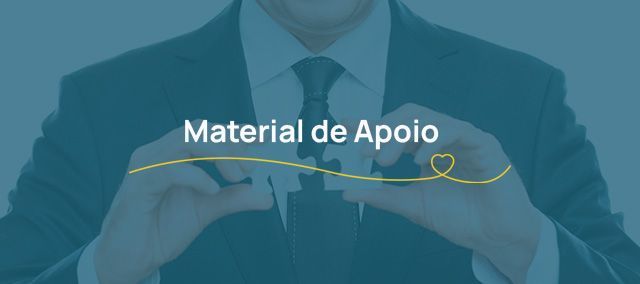 Um homem de terno e gravata segura uma peça de quebra-cabeça nas mãos.