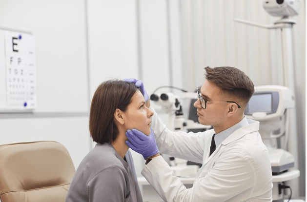 oftalmologista examinando mulher