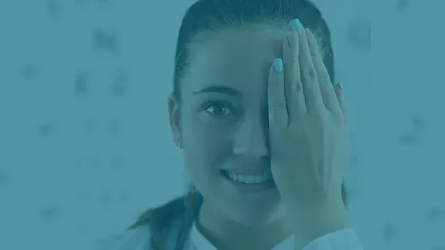 mulher sorrindo tampando um dos olhos com filtro azul