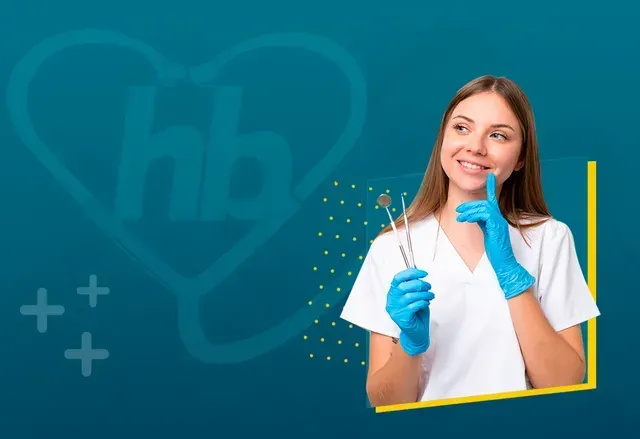 Uma mulher de camisa branca e luvas azuis está segurando um instrumento odontológico.