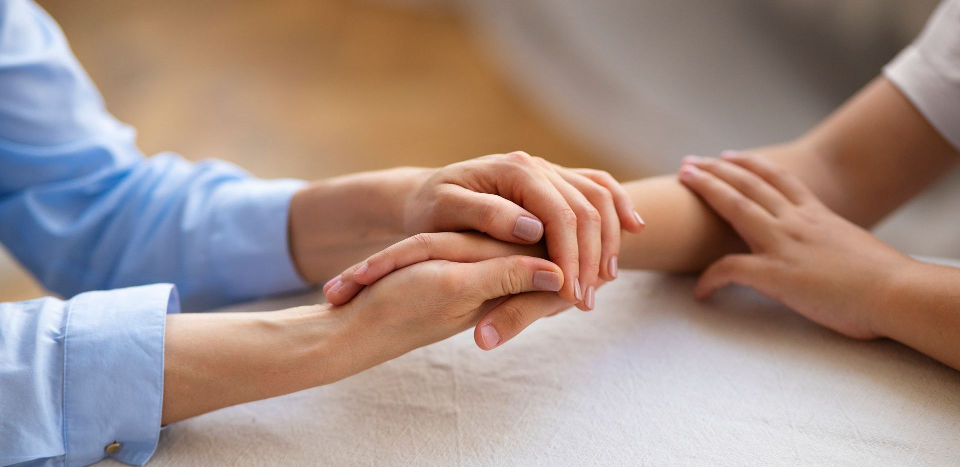 mãos de médico e paciente mostrando apoio