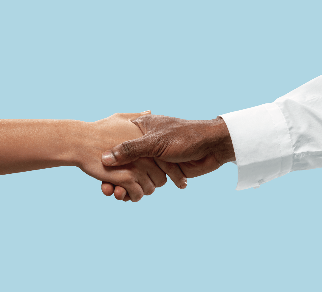 Aperto de mãos entre médico e paciente, simbolizando assistência médica e confiança no atendimento.