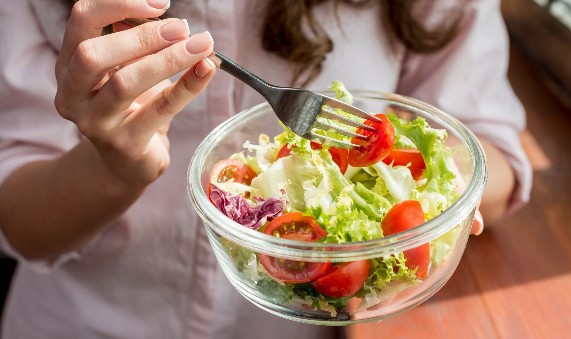 precipiente de vidro com salada deliciosa