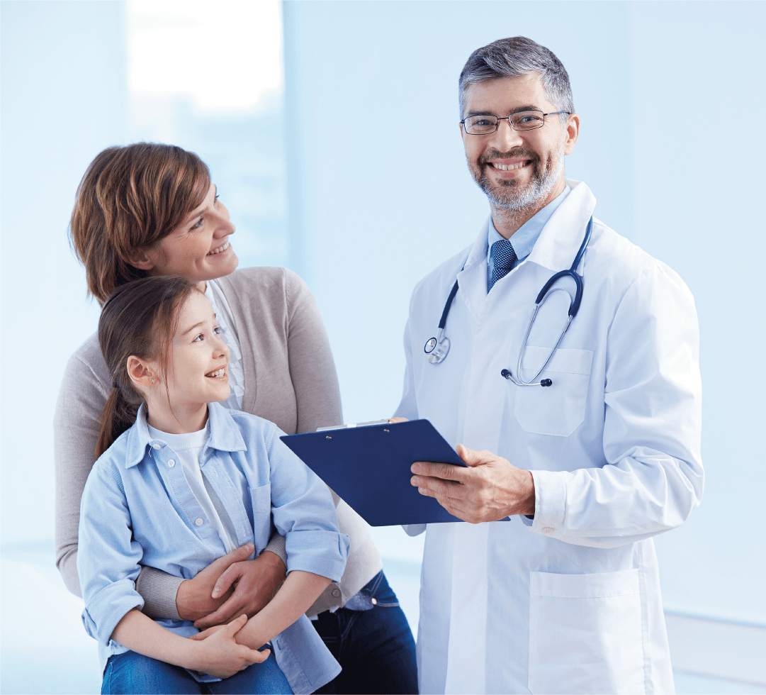 médico com jaleco branco, estetoscópio e prancheta atendendo mãe e filha