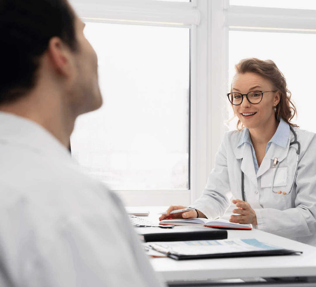 Médico com pacientes