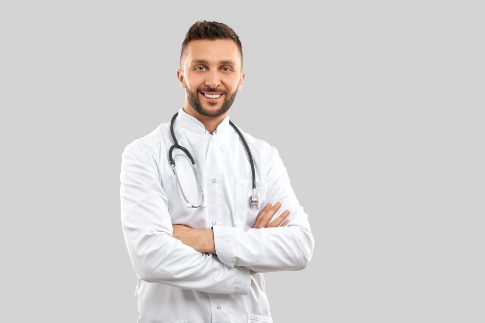 medico sorridente com estetoscopio