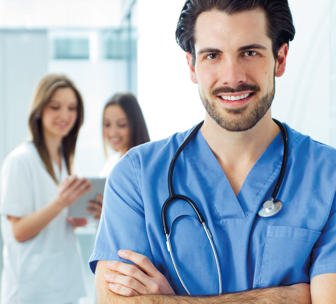 Medico com estetoscópio e jaleco sorrindo com os braços cruzados