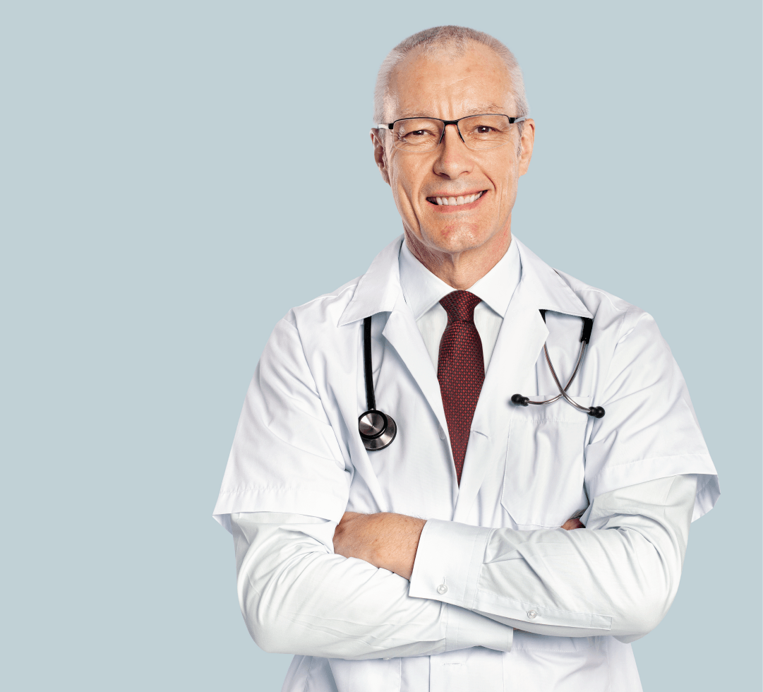 Medico com estetoscópio e jaleco sorrindo