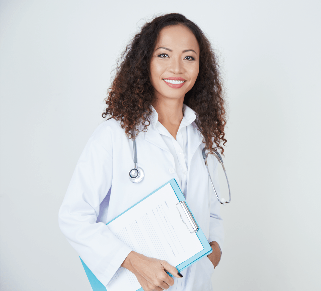 médica com jalecos e equipamentos sorrindo 