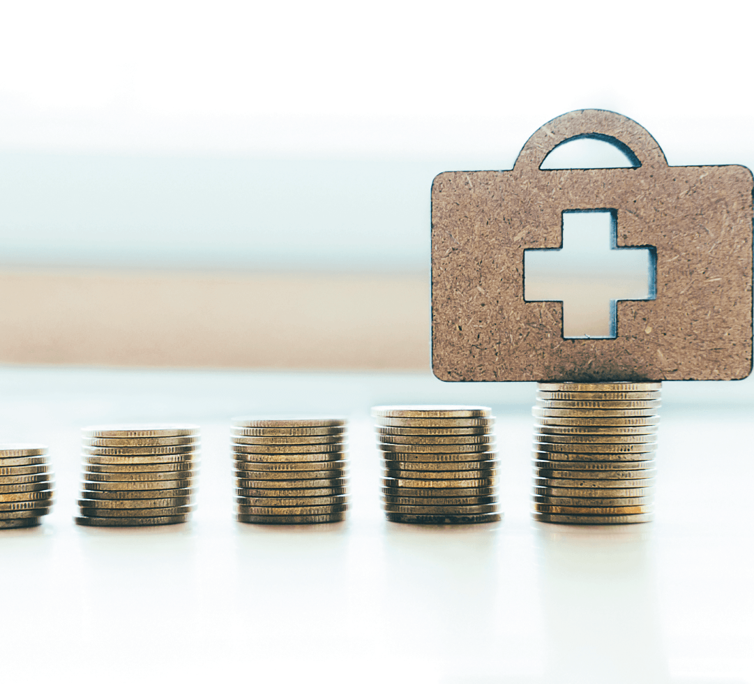 ilhas crescentes de moedas com ícone de maleta médica ao fundo, simbolizando custos ou investimentos em plano de saúde.