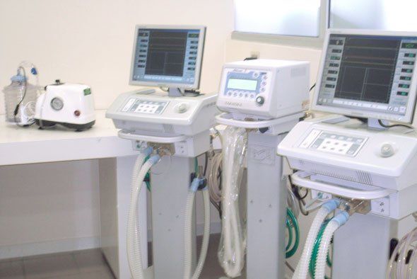 aparelhos de hospital em uma sala