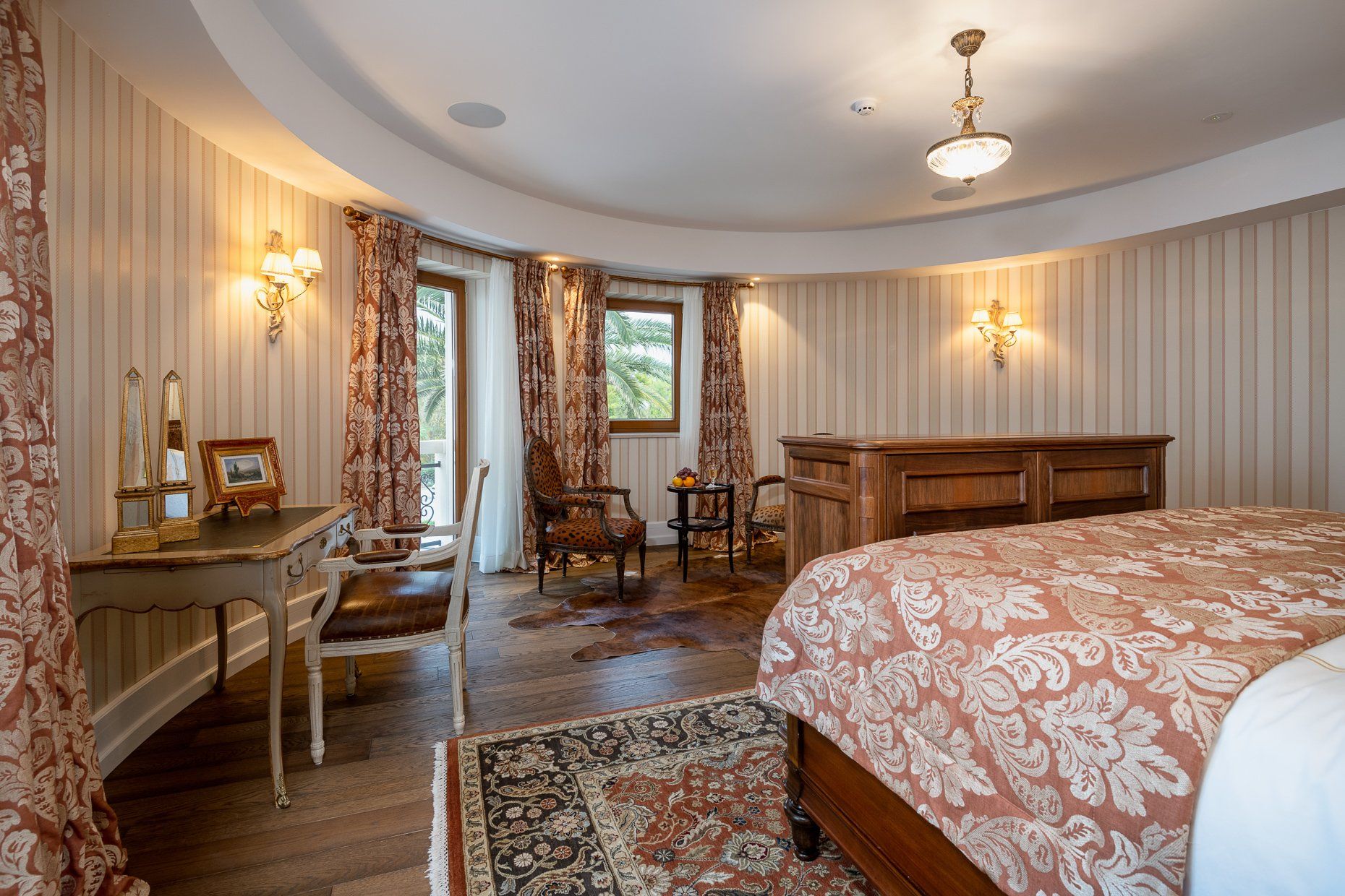 Suite 101:
Natural Tones,
Elevated Perspective