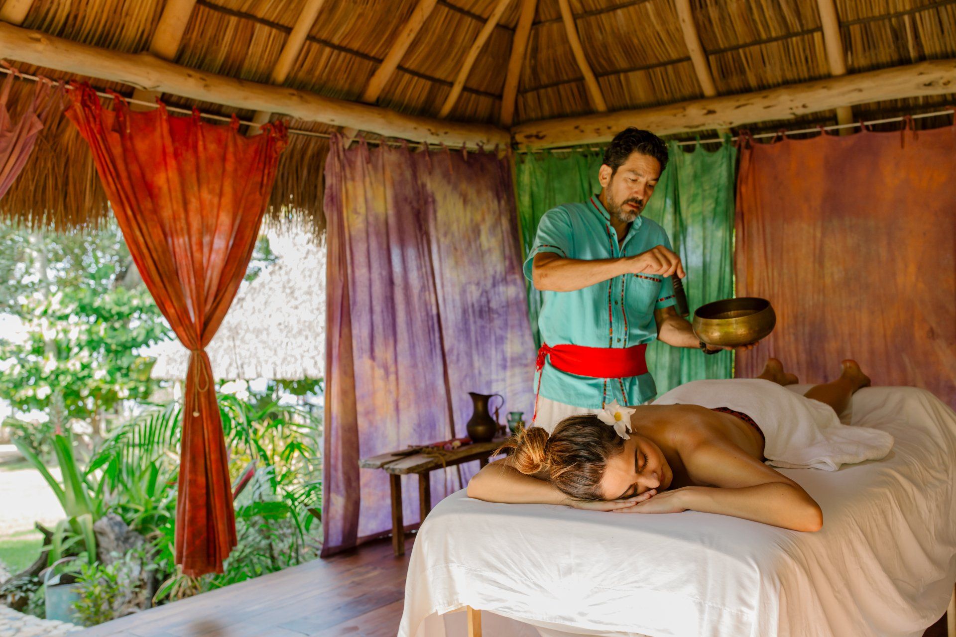 Un hombre le está dando un masaje a una mujer en un spa.