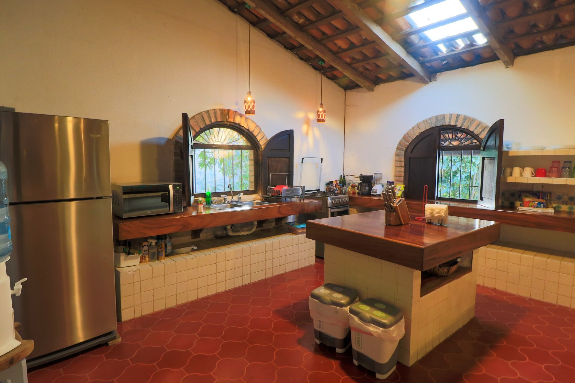 Una cocina con refrigerador de acero inoxidable y una gran isla.