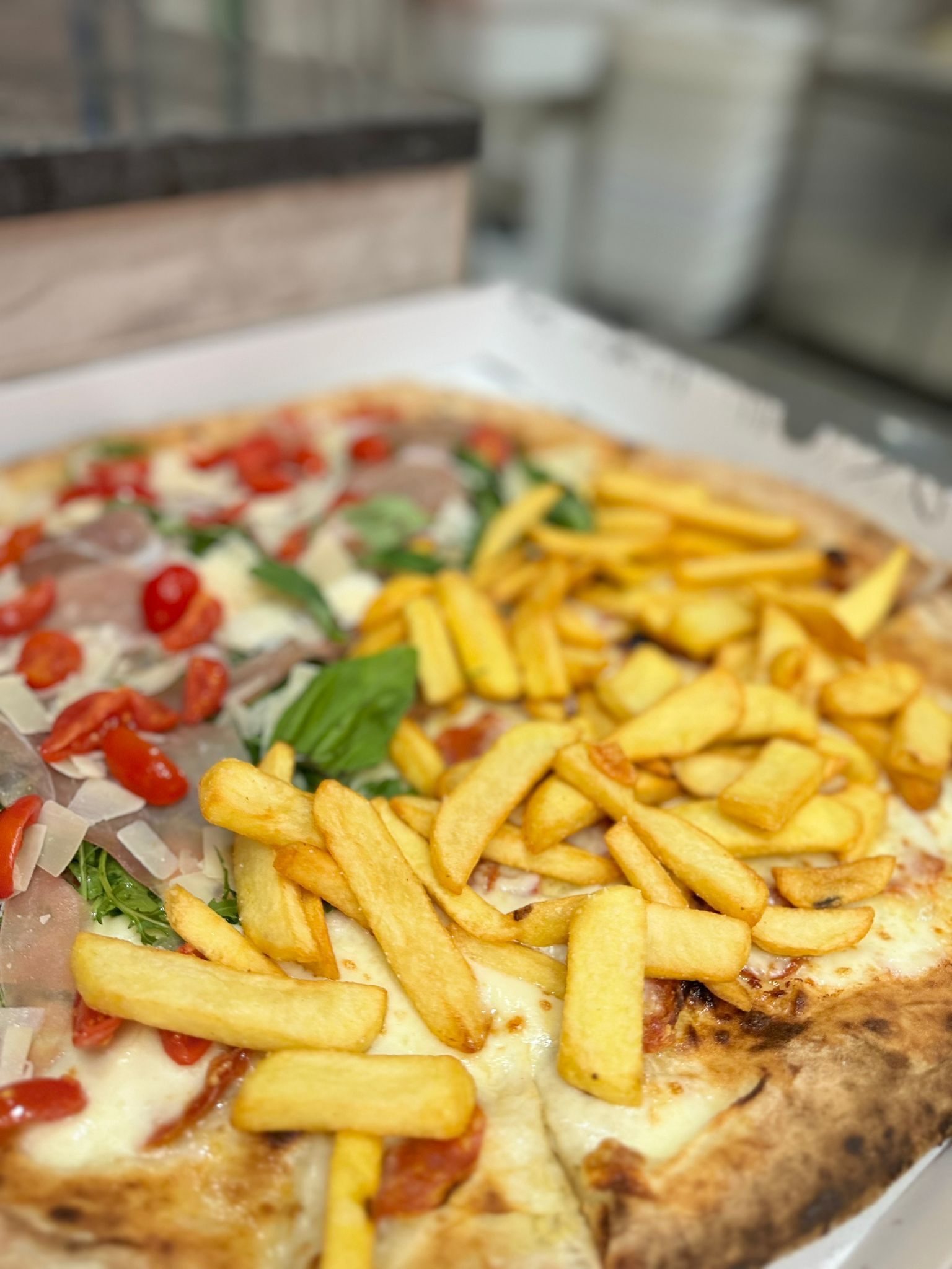 Pizza patatine e crudo e rucola
