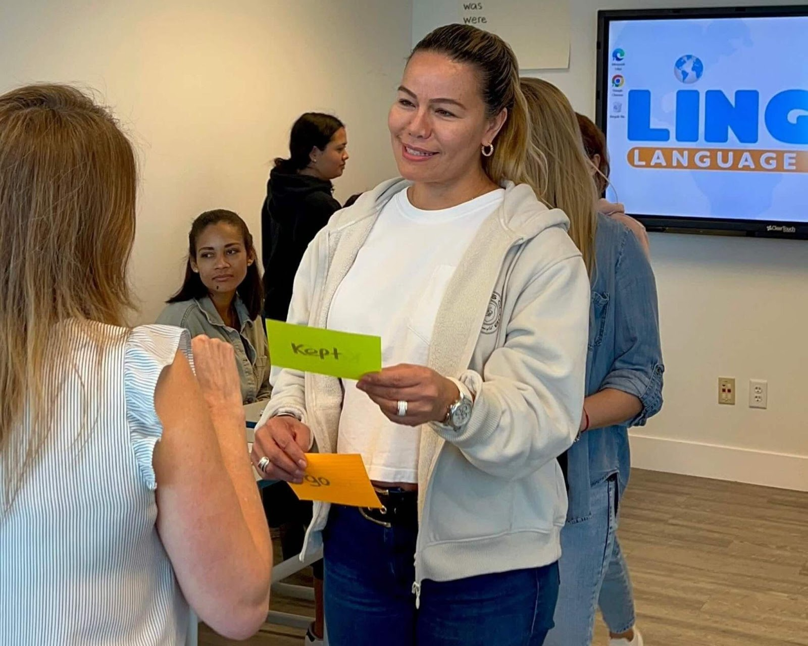 Estudantes praticando exercícios de escrita para exames de proficiência em inglês.