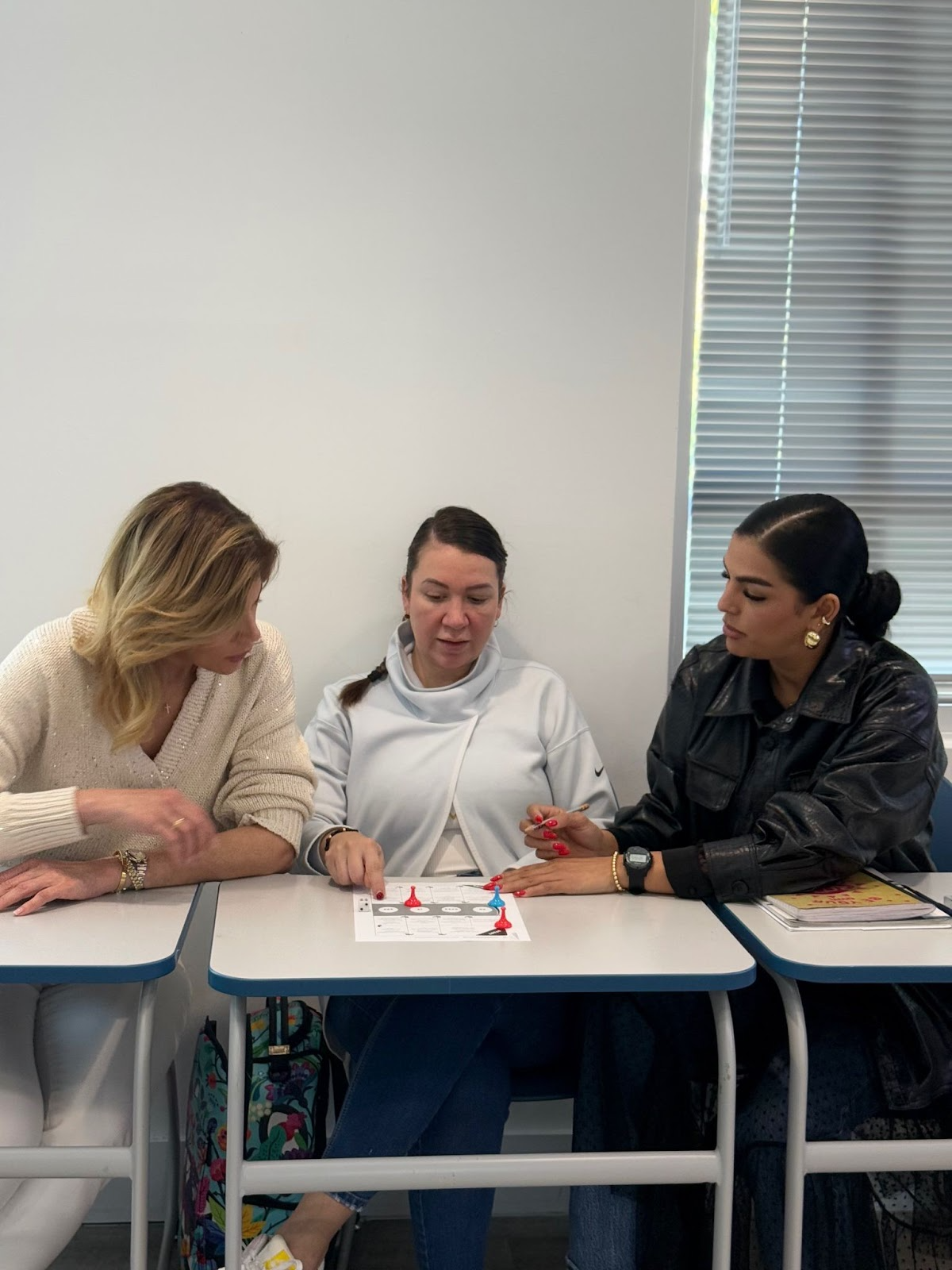 Estudantes internacionais sorrindo e participando de uma aula presencial no Lingua Language Center.