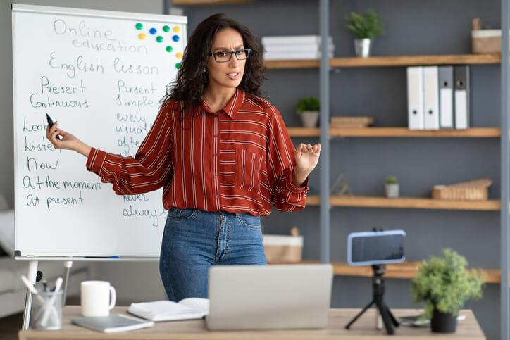 Un instructor de Lingua Language Center dirigiendo una sesión en línea