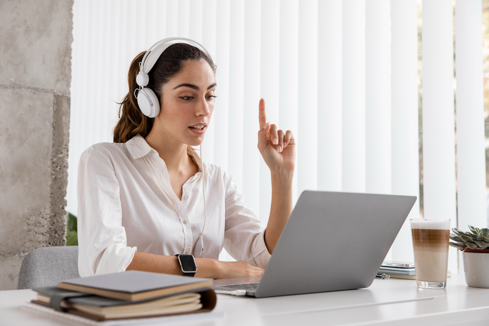 Um estudante fazendo um curso de inglês online em casa.
