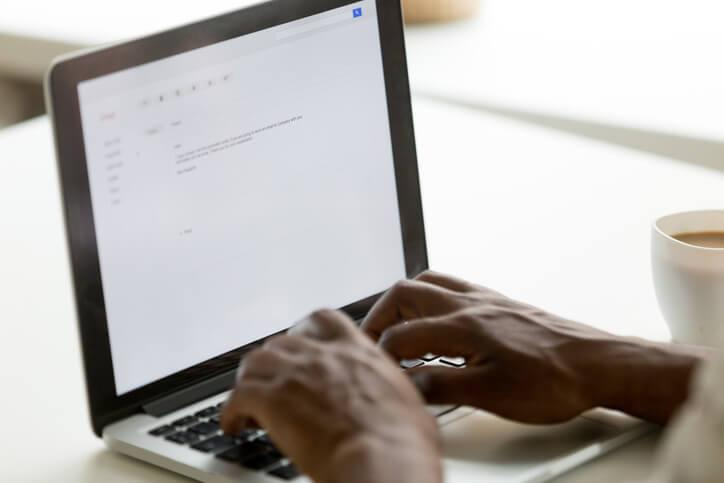 Um profissional de negócios escrevendo um e-mail perfeito em inglês