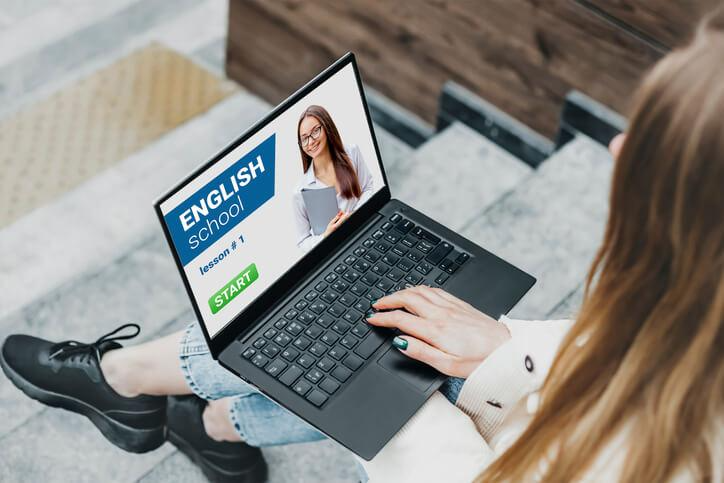 Una clase de inglés en línea en progreso en una laptop.