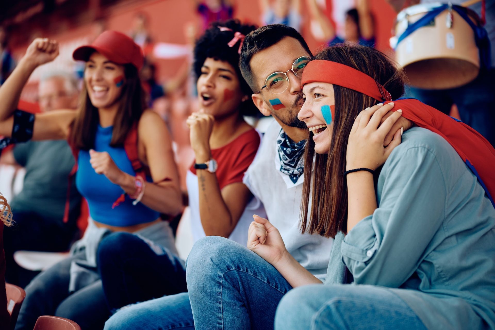 Fanáticos del fútbol usando frases de inglés para viajes fuera de un estadio de Miami.