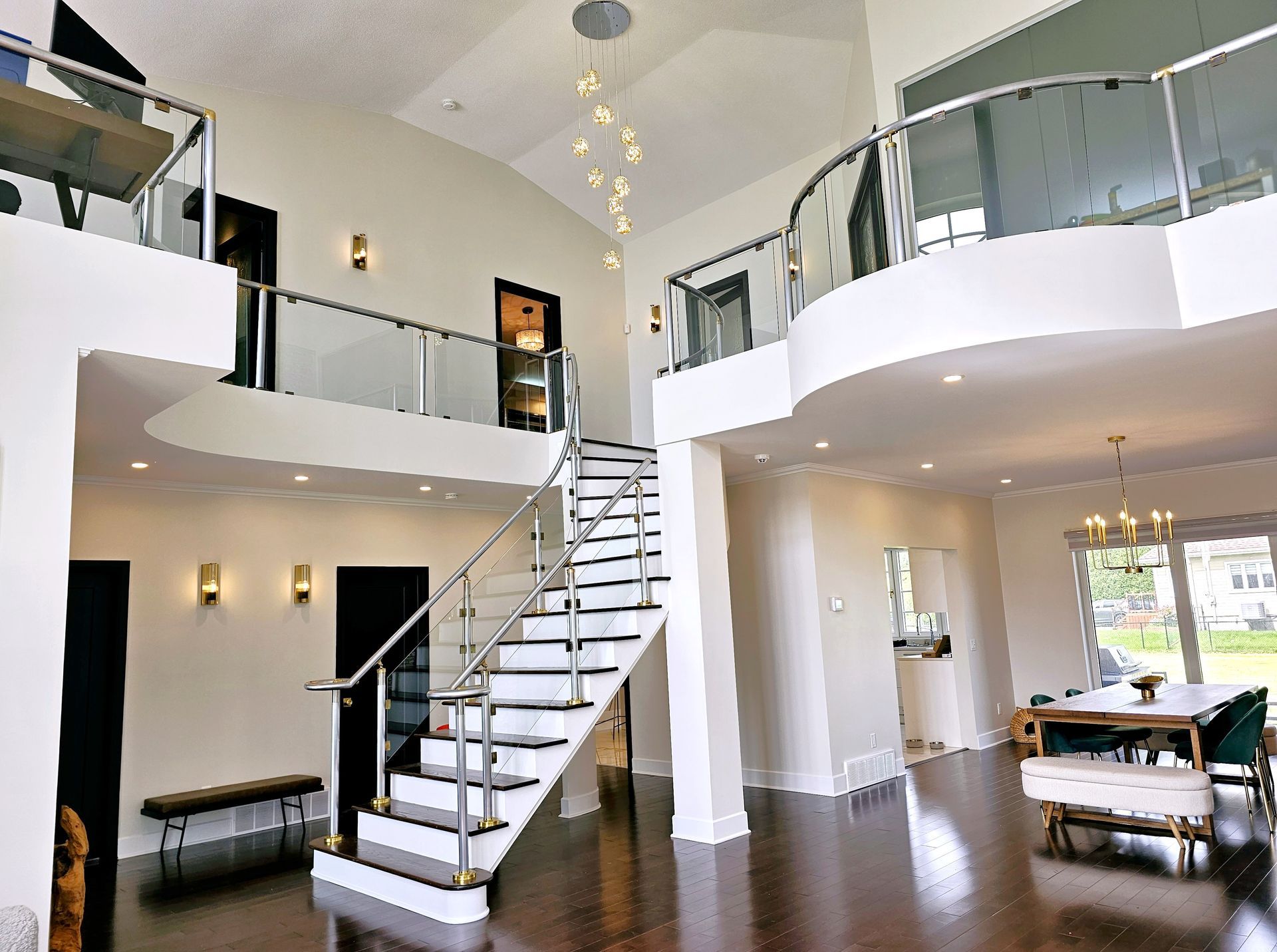 Foyer deux étages avec escalier moderne