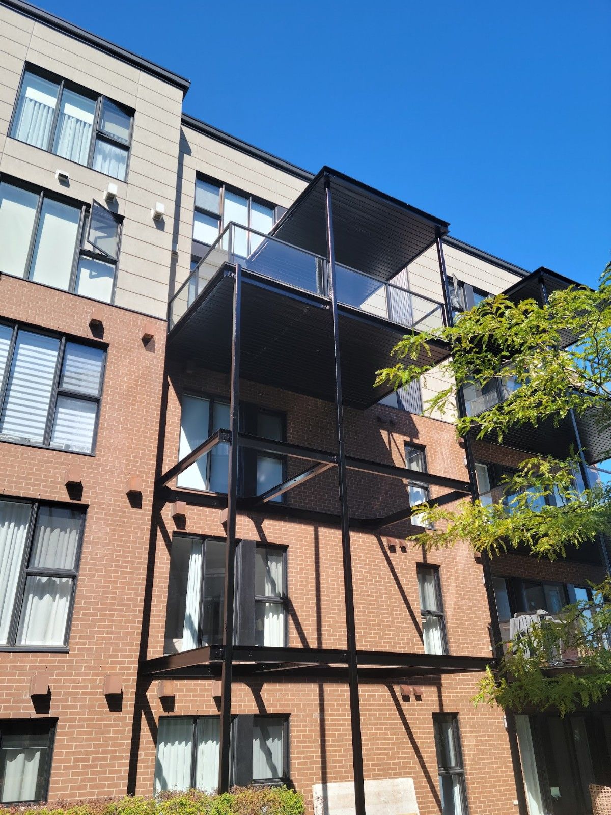 Un bâtiment en brique avec un balcon au sommet