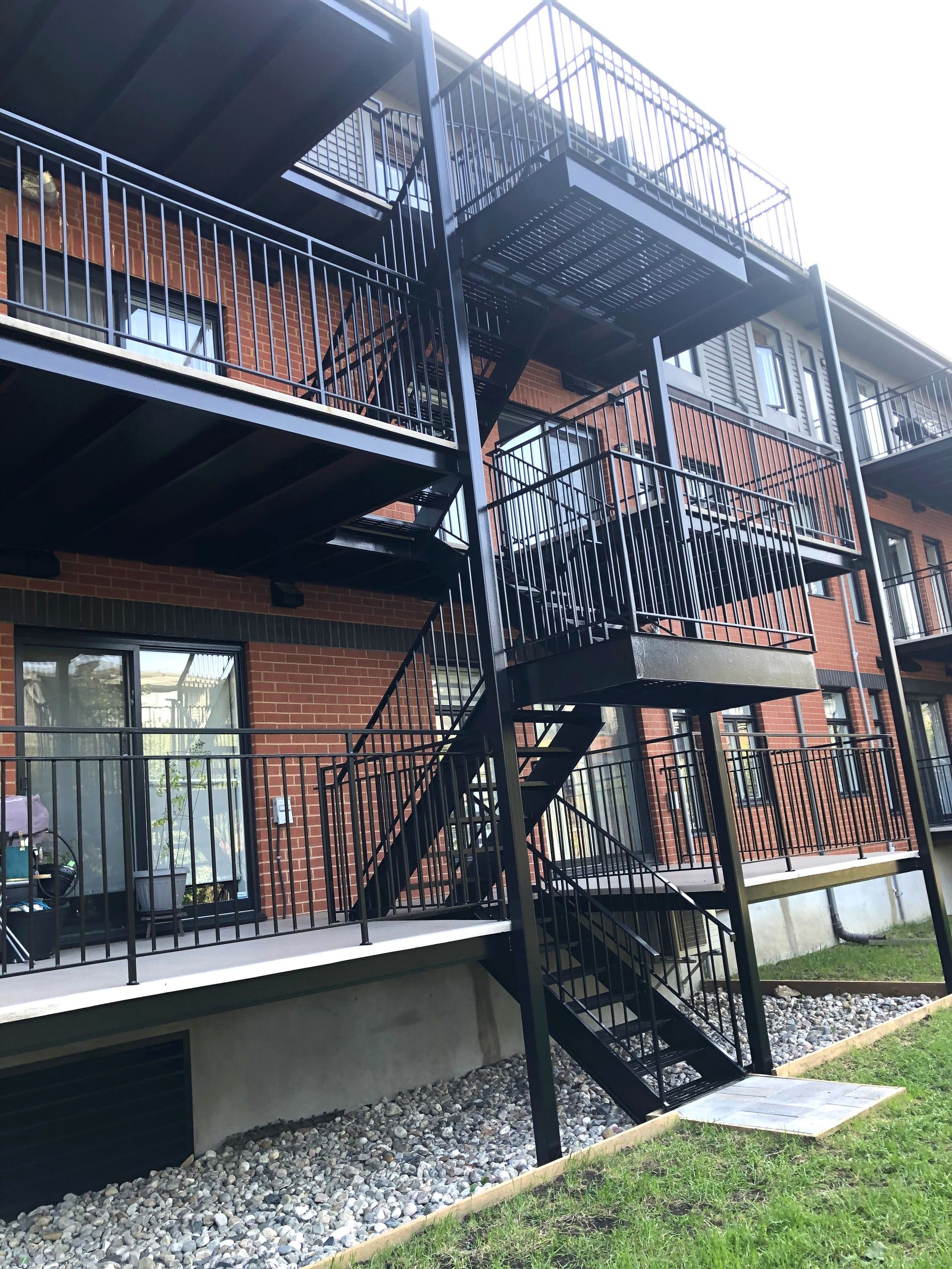 Un bâtiment avec une issue de secours sur le côté