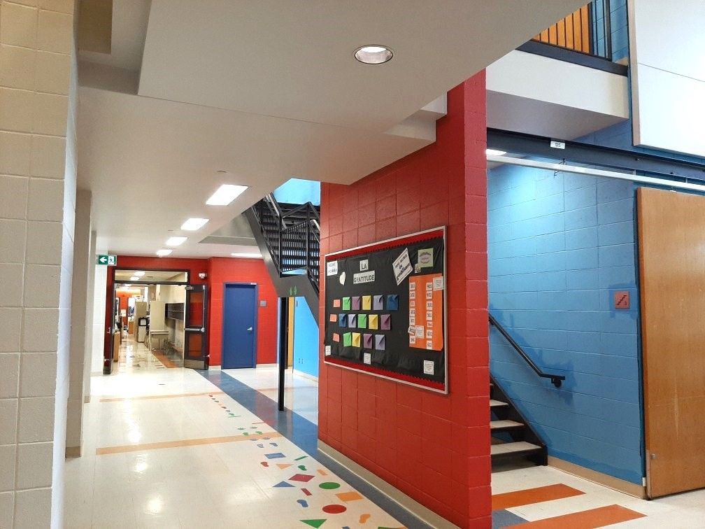 Couloir école murs blanc rouge et bleu