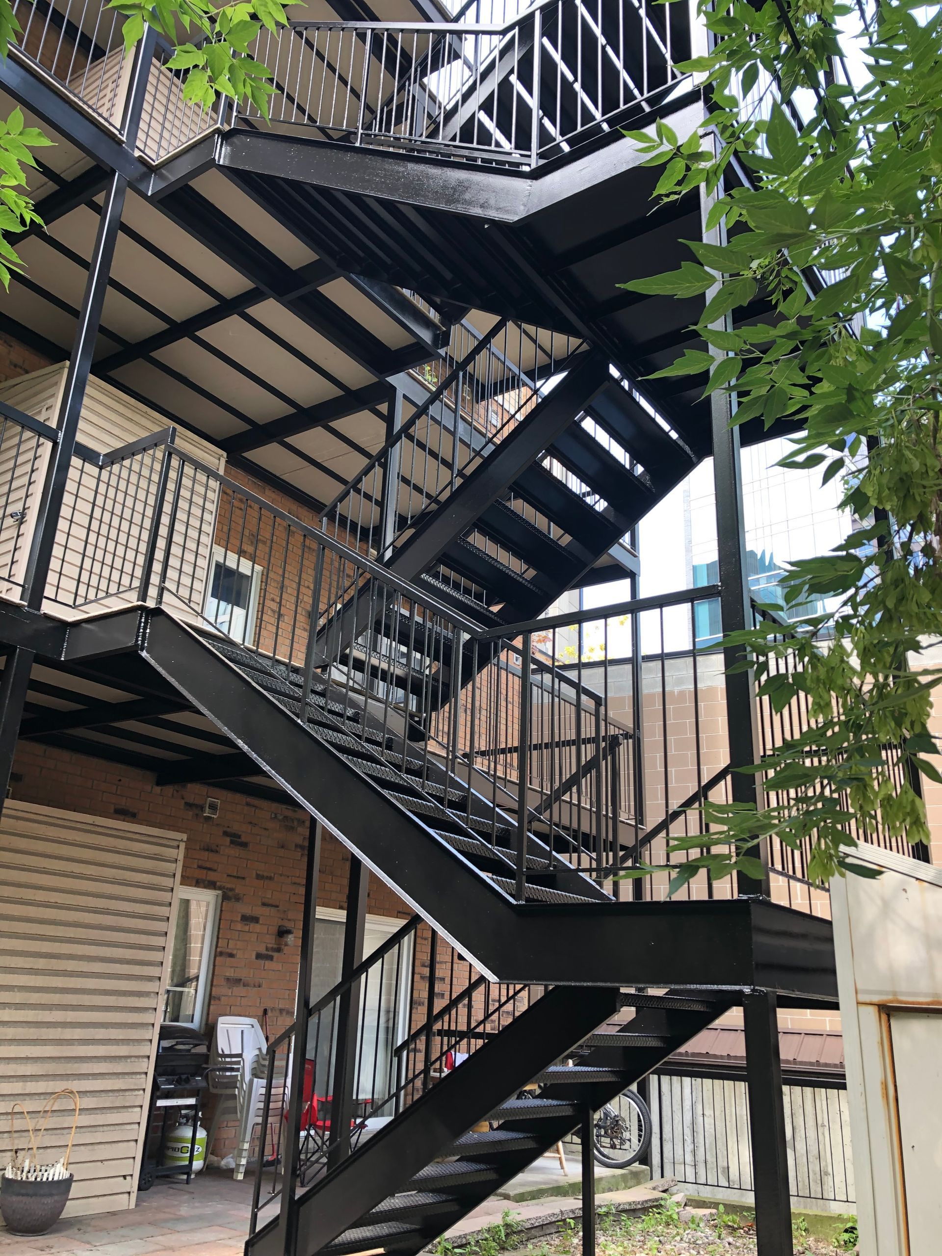 Un escalier menant au deuxième étage d'un immeuble.