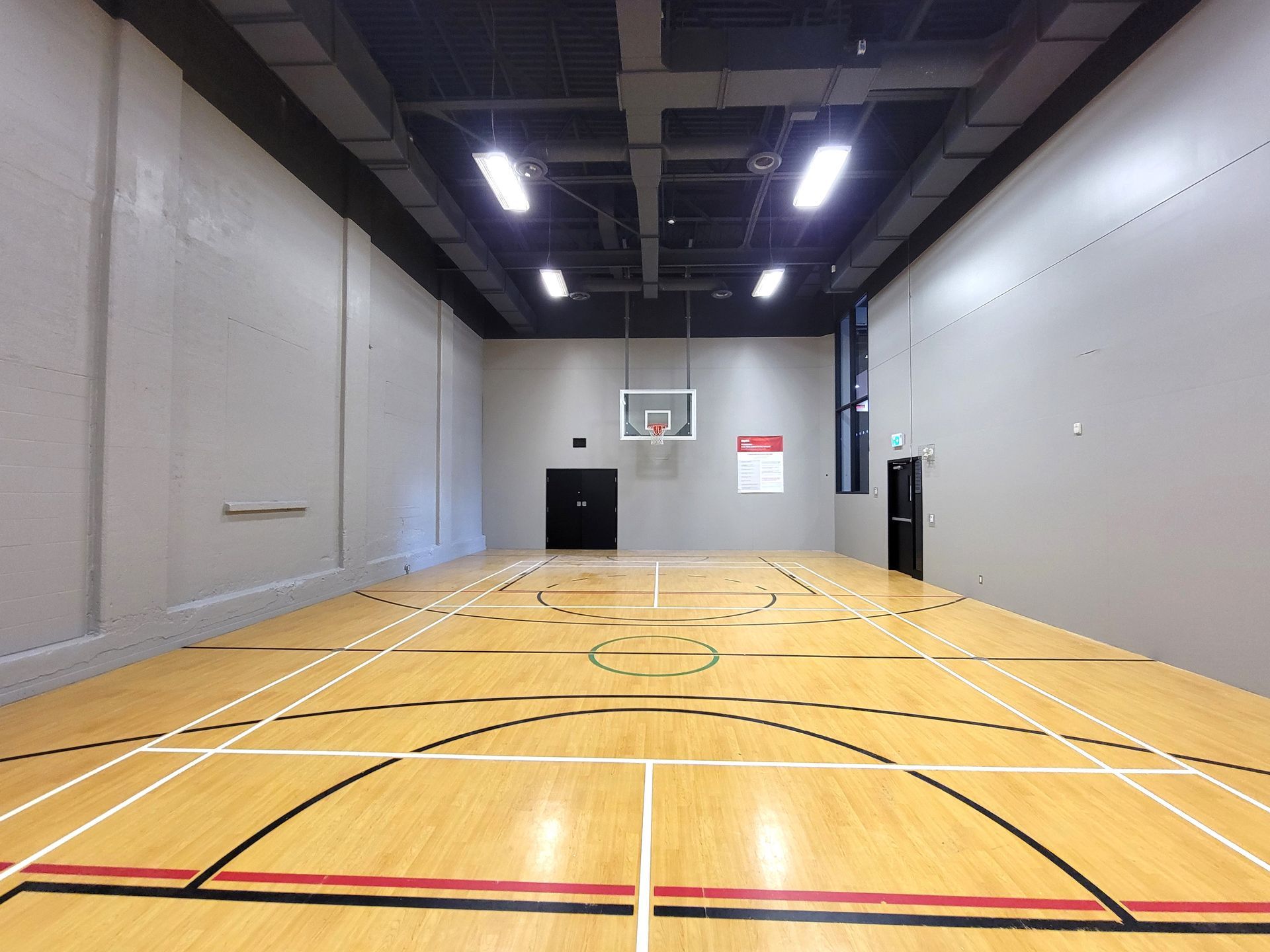 Terrain de basketball intérieur