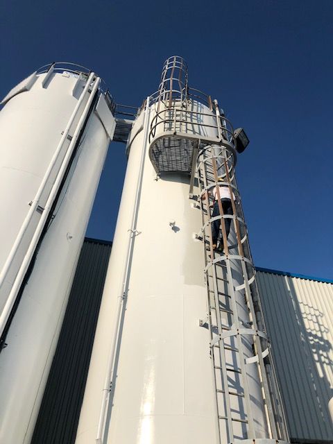 Silos blancs avec échelle de sécurité
