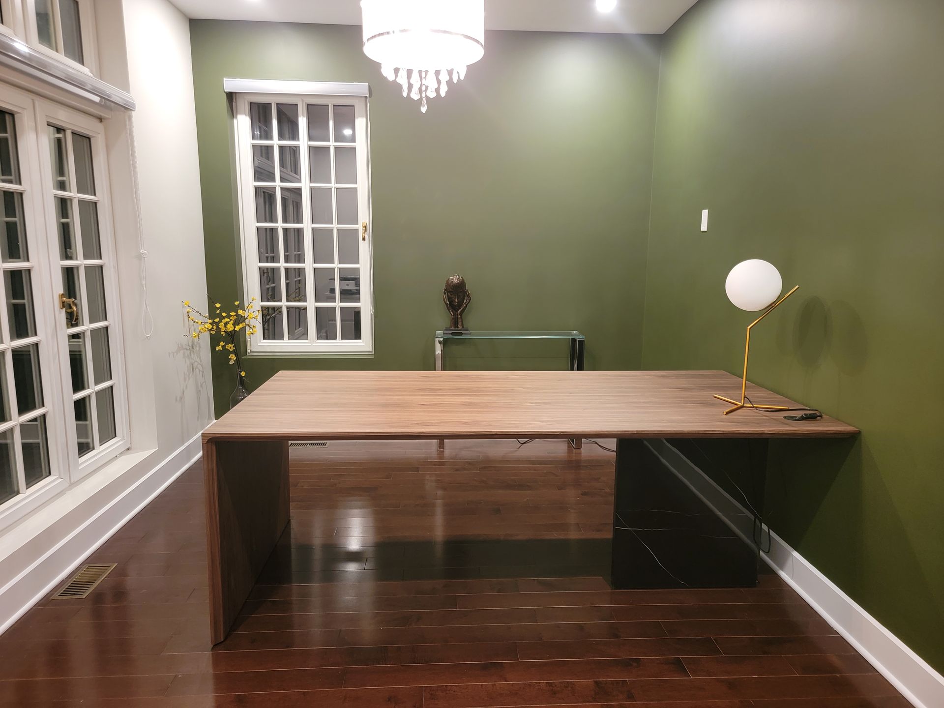 Bureau moderne murs verts olive
