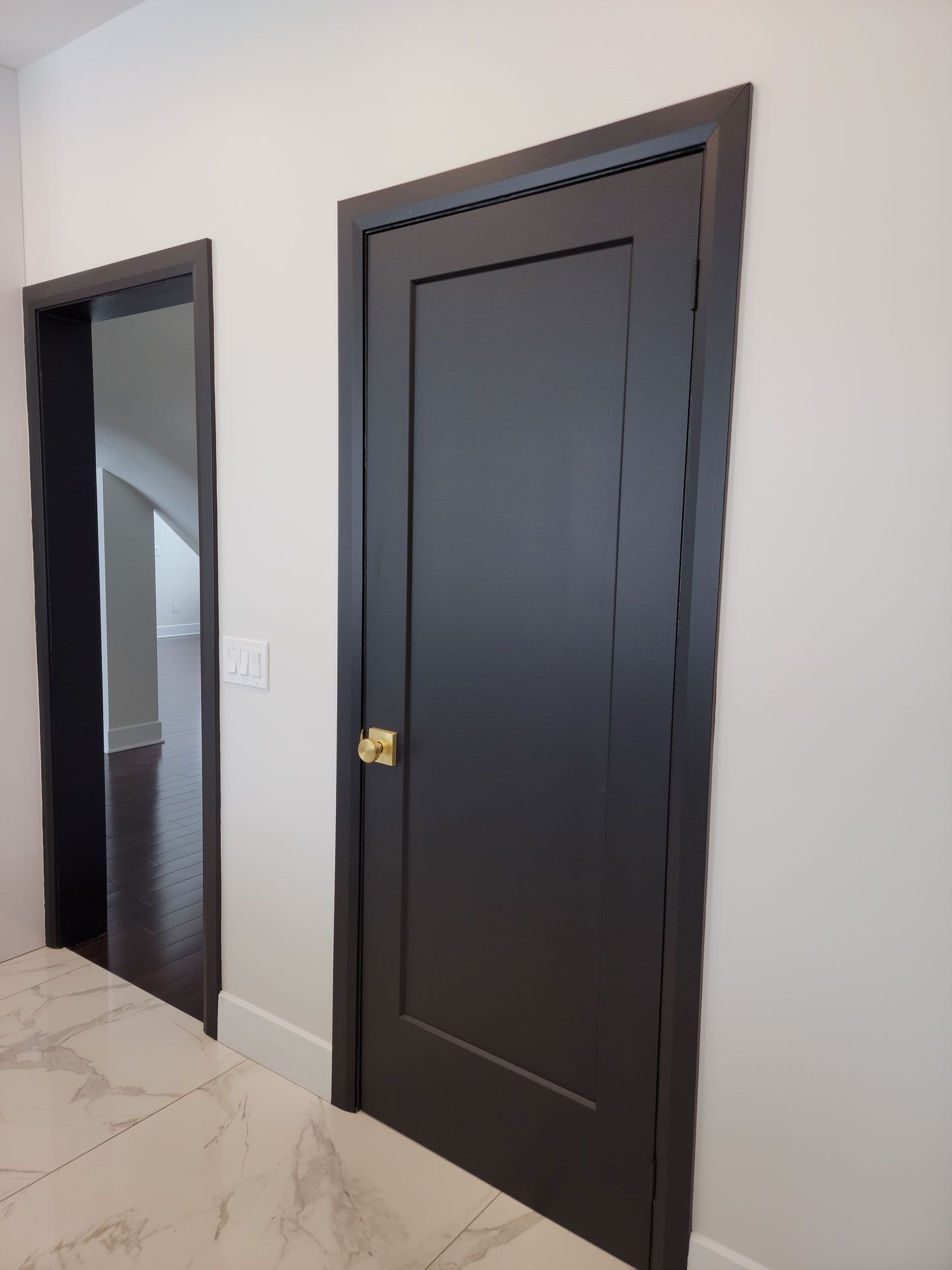 Porte intérieure noire avec encadrement