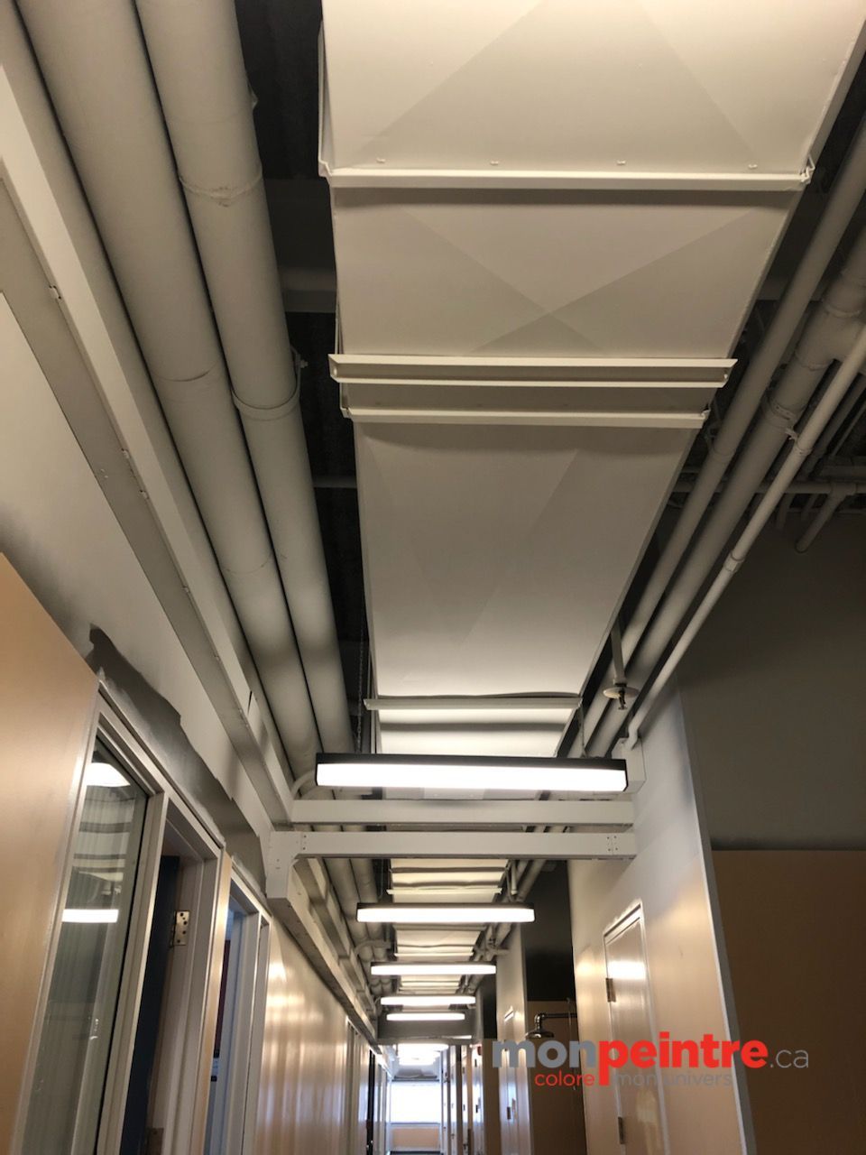 Plafond couloir avec conduits et luminaires