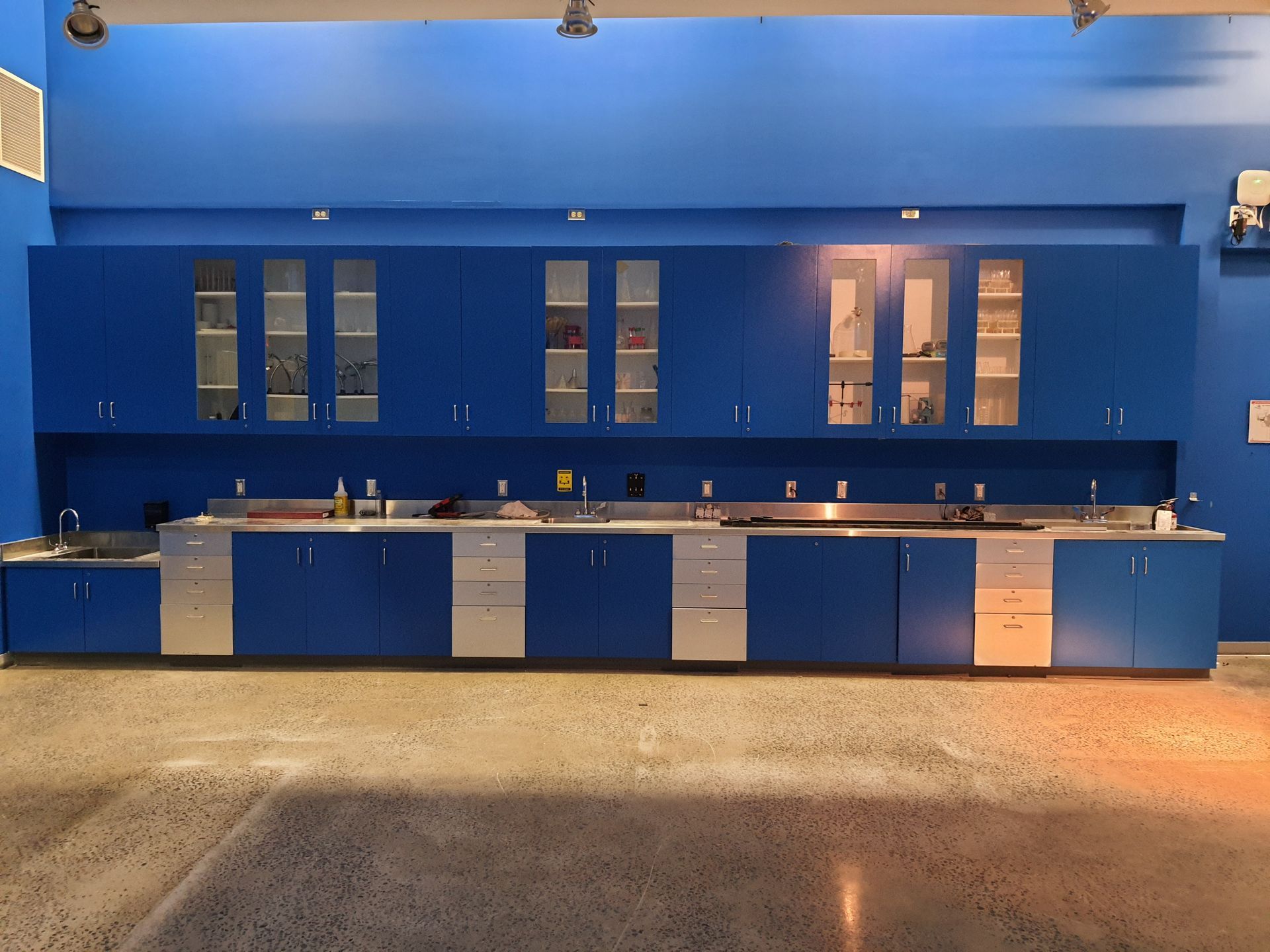 Armoires murales peintes en bleu vif