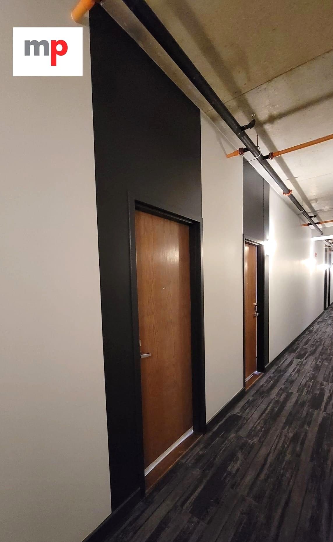 Peinture d'un couloir, un long couloir avec une pancarte indiquant mp dessus