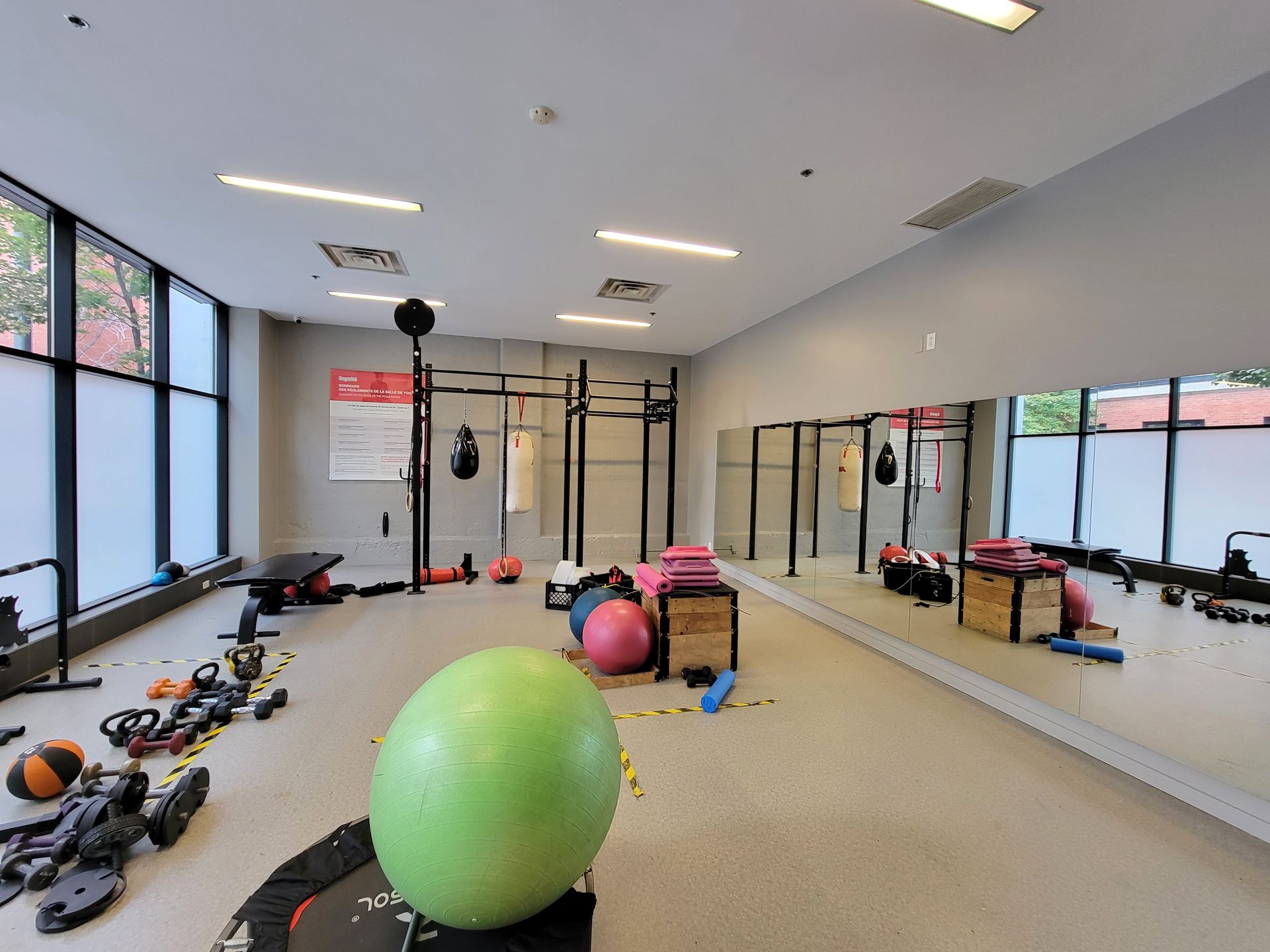 Peinture de gymnase, de salle de sport.